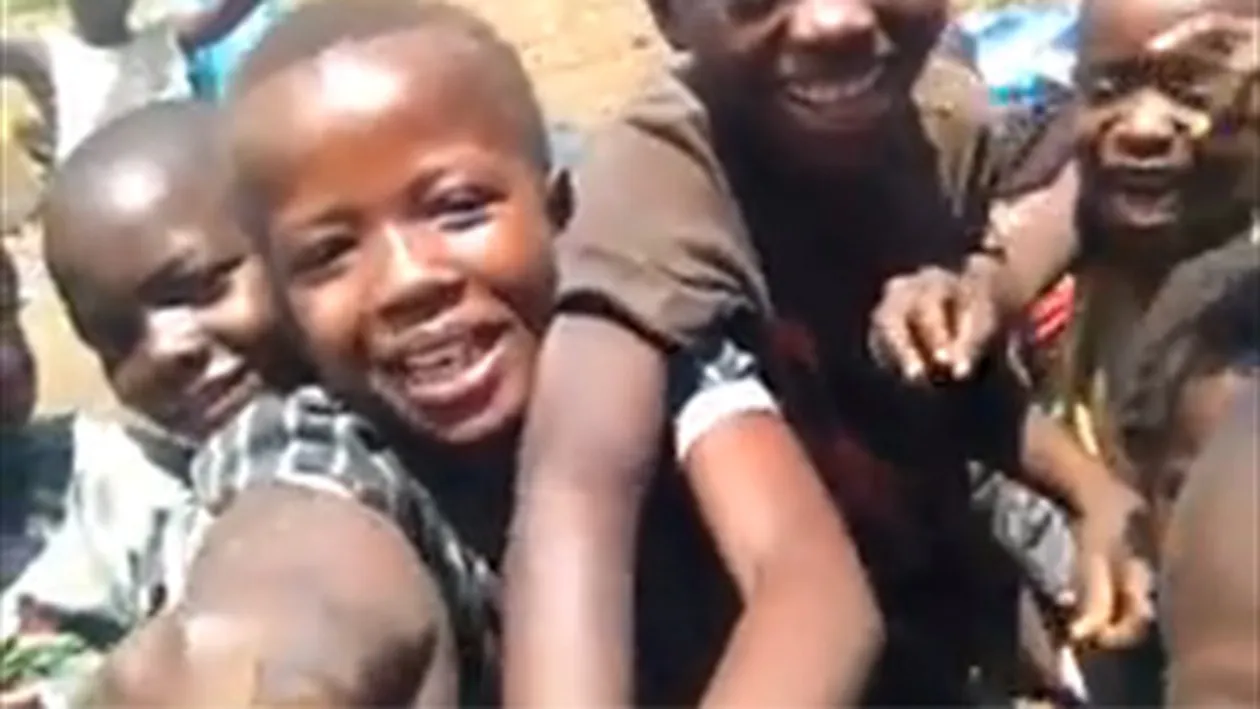 IMAGINI UNICE IN LUME! Reactia emotionanta a unui grup de copii negri cand au vazut pentru prima data un ALB!