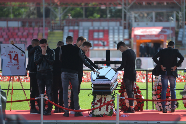 Sicriul cu trupul neînsufleţit al lui Patrick Ekeng a fost adus şi la Stadionul Dinamo