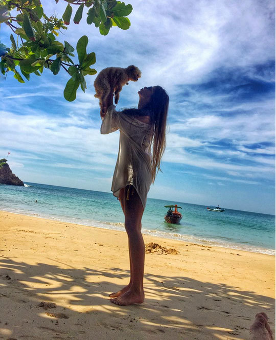 GALERIE FOTO INCENDIARĂ! Îţi stă inima când o vezi în costum de baie! Nu e topmodel, ci… E cea mai sexy-doctoriţă!