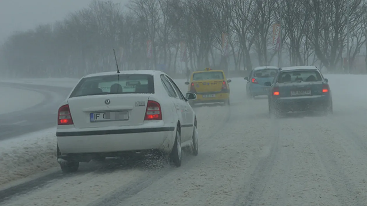 Vine IARNA în România! Vezi aici HARTA cu principalele drumuri din ţară unde riscaţi să rămâneţi înzăpeziţi