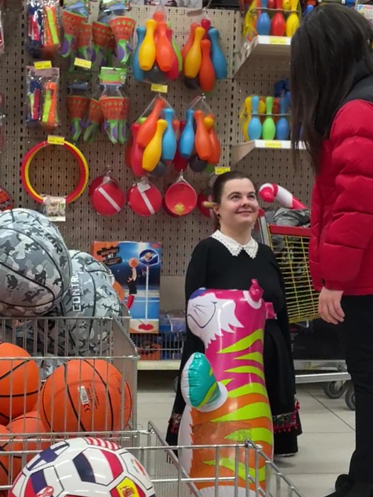 Tânăra a mers să studieze piața decorațiunilor festive / (Sursa: CANCAN.RO)