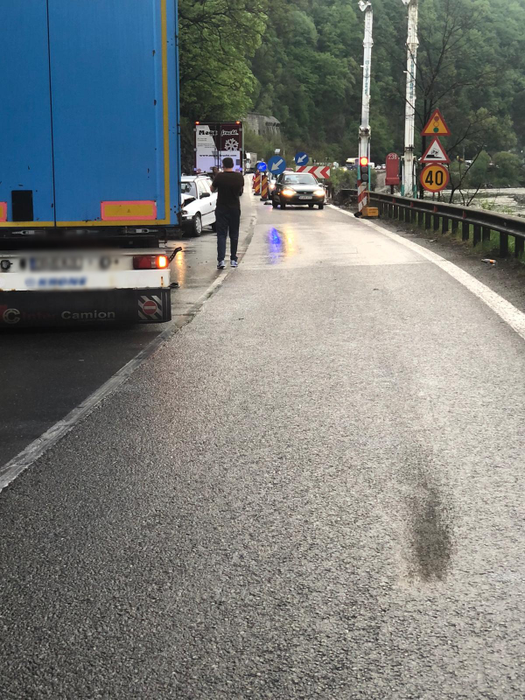 Grav accident în Vâlcea. Șoferul unui TIR a pierdut controlul volanului, a intrat pe contrasens și a lovit în plin un autoturism