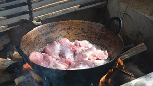 Cum faci jumări de porc crocante la exterior și moi la interior pentru masa de Crăciun. Secretul rețetei bunicilor de la țară