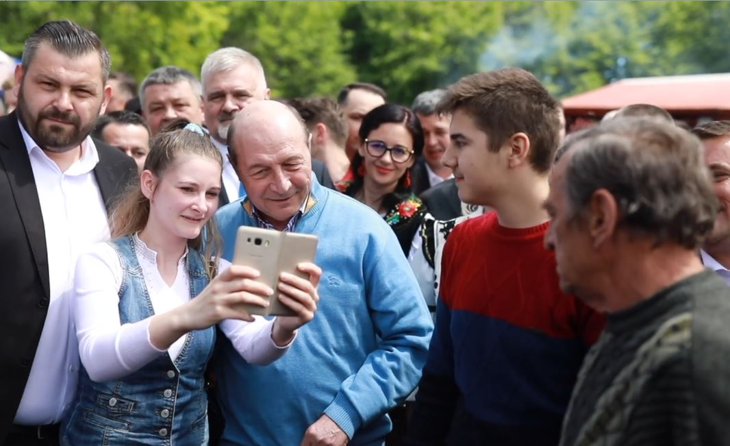 Traian Băsescu, asaltat de mulțime în Maramureș! Ce cadou a primit fostul președinte al României