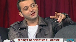 VIDEO Asistentele lui Morar s-au apucat sa sfinteasca platoul emisiunii! Vezi cum Cezara da cu apa sfintita pe Rodica!