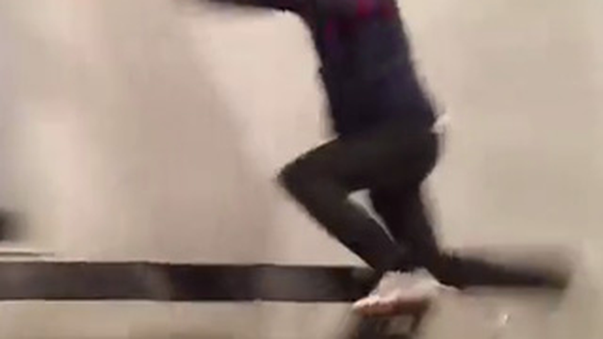 VIDEO A dat cu capul in mobilier, in loc sa stea pe el! Baiatul asta a cazut peste 10 scaune si prietenii l-au postat pe net ca sa rada de el