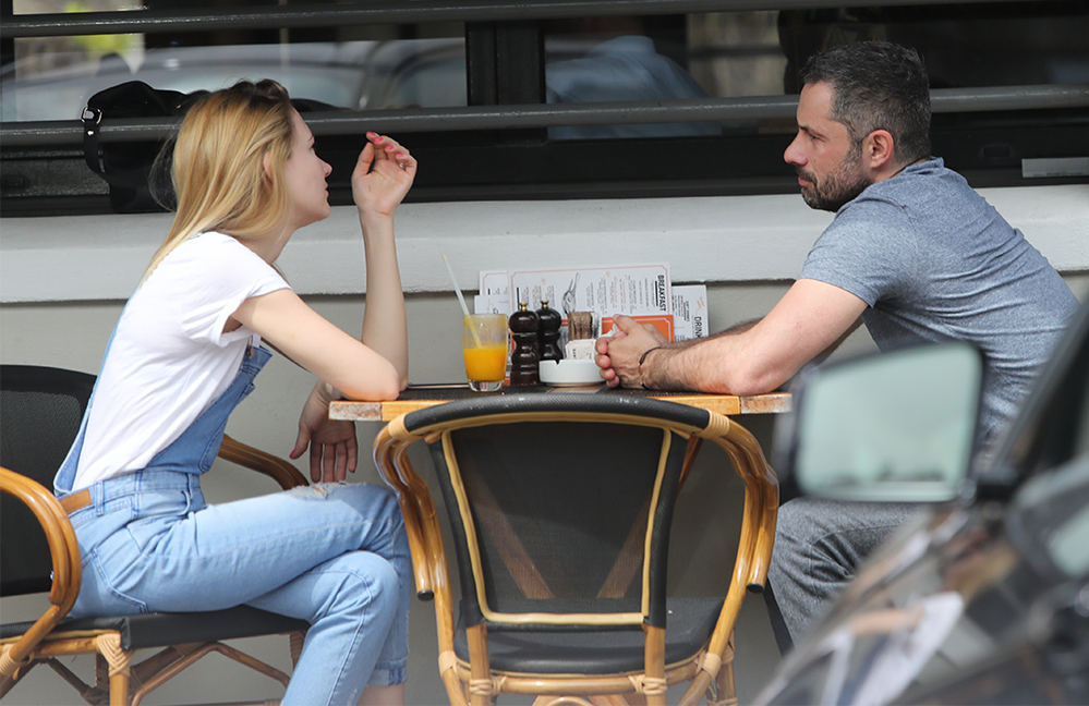 Ștefan Lungu s-a bucurat de compania unei blonde la terasă