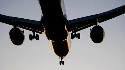 Măsura luată de o companie aeriană în privința pasagerilor care ascultă muzică sau vizionează videoclipuri fără căști