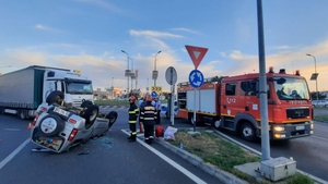 Accident grav în Argeș! S-a izbit de tir și apoi s-a răsturnat cu mașina