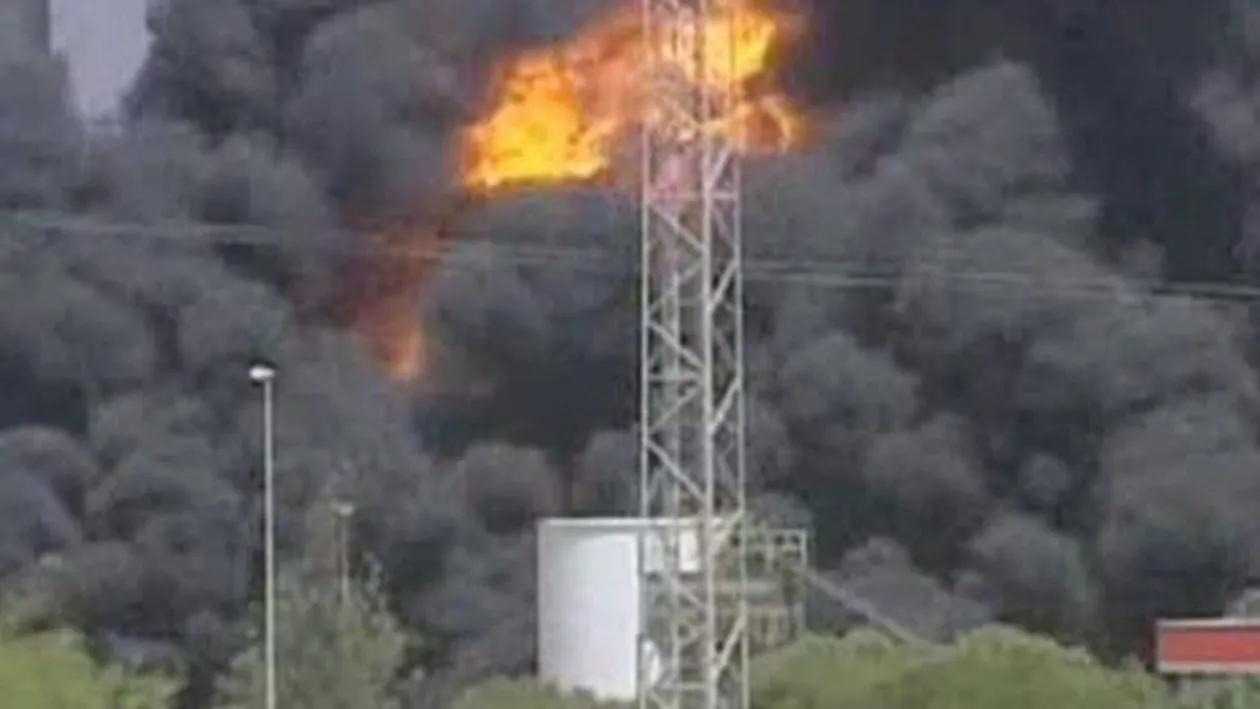 Incendiu puternic langa rafinaria din Ploiesti