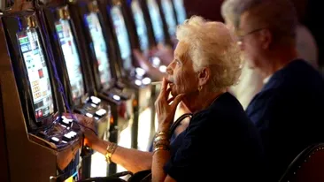 La 70 de ani, o bunicuţă din Iaşi a căzut în patima jocurilor de noroc! Într-o seară a ajuns direct la spital, după ce...