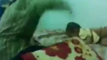 Cea mai cretina mama! Isi snopeste in bataie bebelusul de doar cateva luni pentru ca plange si ea nu poate sa doarma- Daca ai copii nu te uita la asta - VIDEO ZAPACITOR