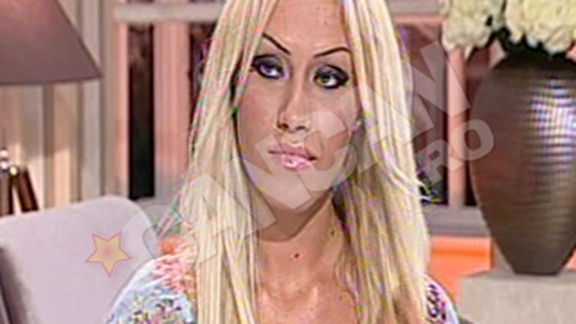 Blonda lui Ogica a tepuit o clienta! "Mi-ai luat banii cu japca!"/"Esti venita din mina? Nu vezi ce pamant ai sub unghii!"