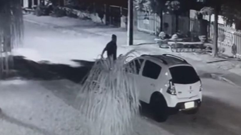 O femeie infidelă a fost prinsă în fapt de soţ, în timp ce se iubea în maşină cu „amantul”, pe care tocmai îl cunoscuse. Explicaţia ei e halucinantă