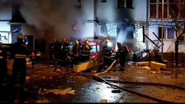Panică în Capitală! Explozie puternică într-un restaurant! Pompierii s-au luptat ore în şir cu flăcările