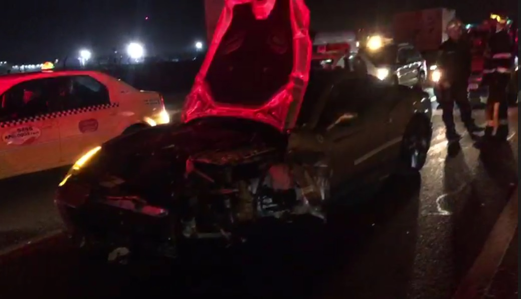 Accident în Capitală. Fiul unui bogătaș și-a distrus bolidul, iar o altă mașină a luat foc după impact