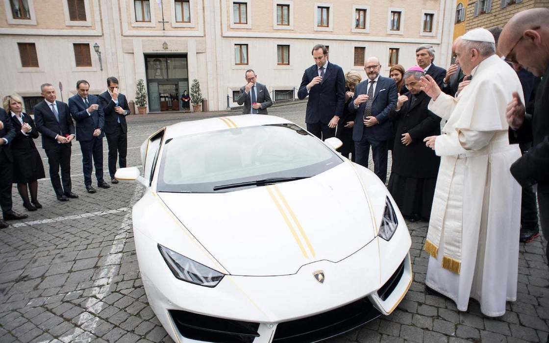 Papa Francisc a primit cadou un Lamborghini Huracan de culoare albă! A spus rapid ce plănuieşte să facă cu super maşina după ce a sfinţit-o