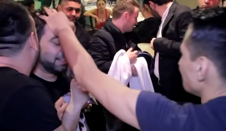 Un fan al lui Florin Salam a făcut un gest incredibil. În timp ce manelistul cânta, s-a apropiat de el, i-a pus mâna pe cap și… | FOTO + VIDEO