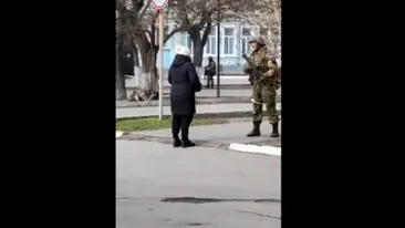 O ucraineancă i-a înfruntat pe soldații ruși. Curajul femeii, apreciat de internauți: ”Luaţi seminţe şi puneţi-le în buzunare. Să crească flori, când veţi fi îngropaţi aici”