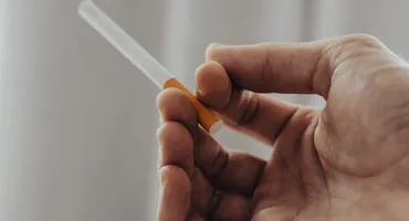 ULTIMA ORĂ! Primul oraș din țară în care fumatul în parcuri și stații de autobuz va fi interzis