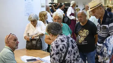 Pensiile ar putea fi afectate de un nou scandal. Salariații Caselor de Pensii se revoltă după noua lege a salarizării