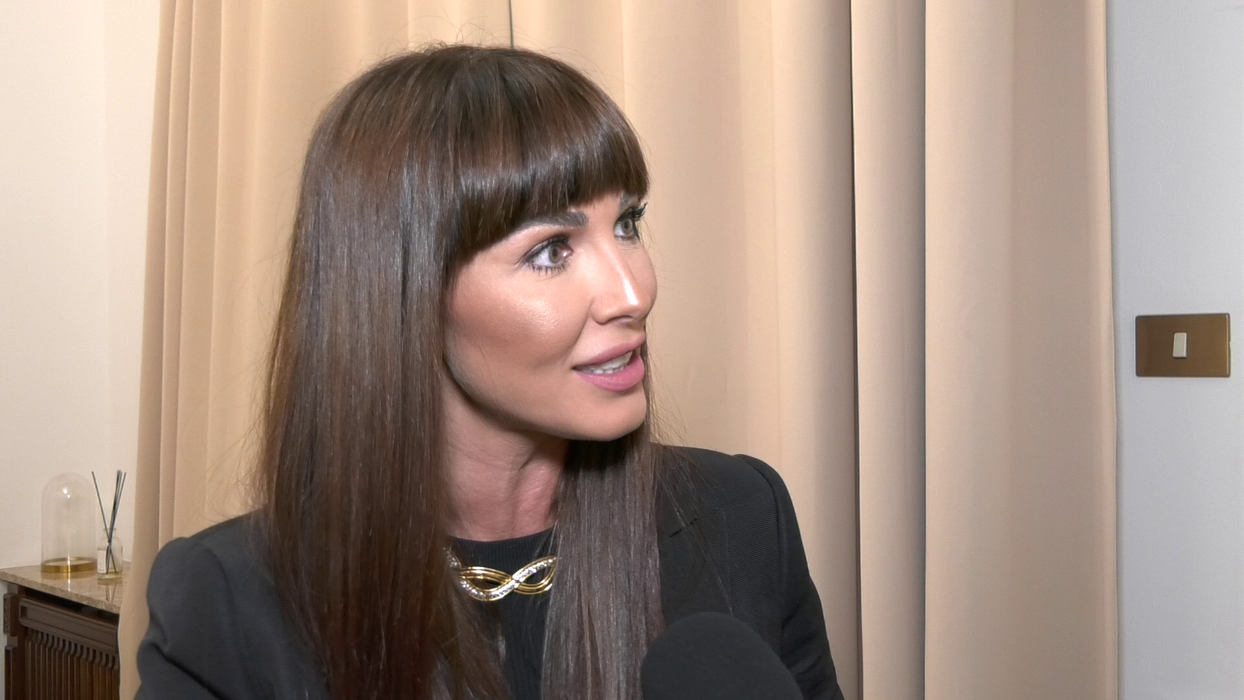 Ilinca Vandici: Nu mă împovărează nimic, real vorbind, sunt foarte bucuroasă de fiecare lucru pe care-l fac, în fiecare zi, de fiecare activitate, de momentele pe care le am alături de oameni, alături de invitații de la podcast, alături de tine, că stăm și avem o discuție de calitate, alături de copil, alături de soț.