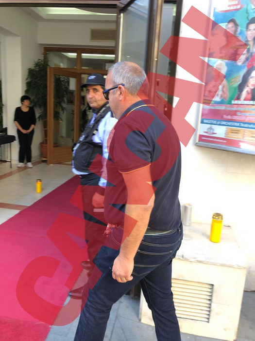 Bogdan Arșinel a ajuns la Teatrul Constantin Tănase (Foto: CANCAN.RO)