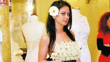 Creatia unicat in Romania costa 1.800 de euro. Rochia din 300 de flori naturale