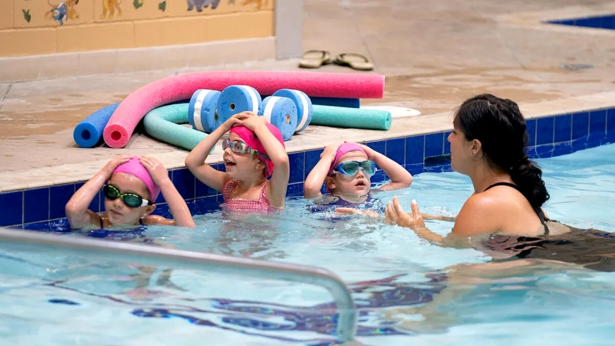 Lecții gratuite de înot pentru copiii din România. Când va începe programul național