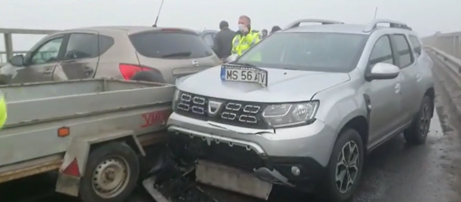 Carambol cu 21 de mașini, în Mureş. Traficul rutier este oprit în totalitate