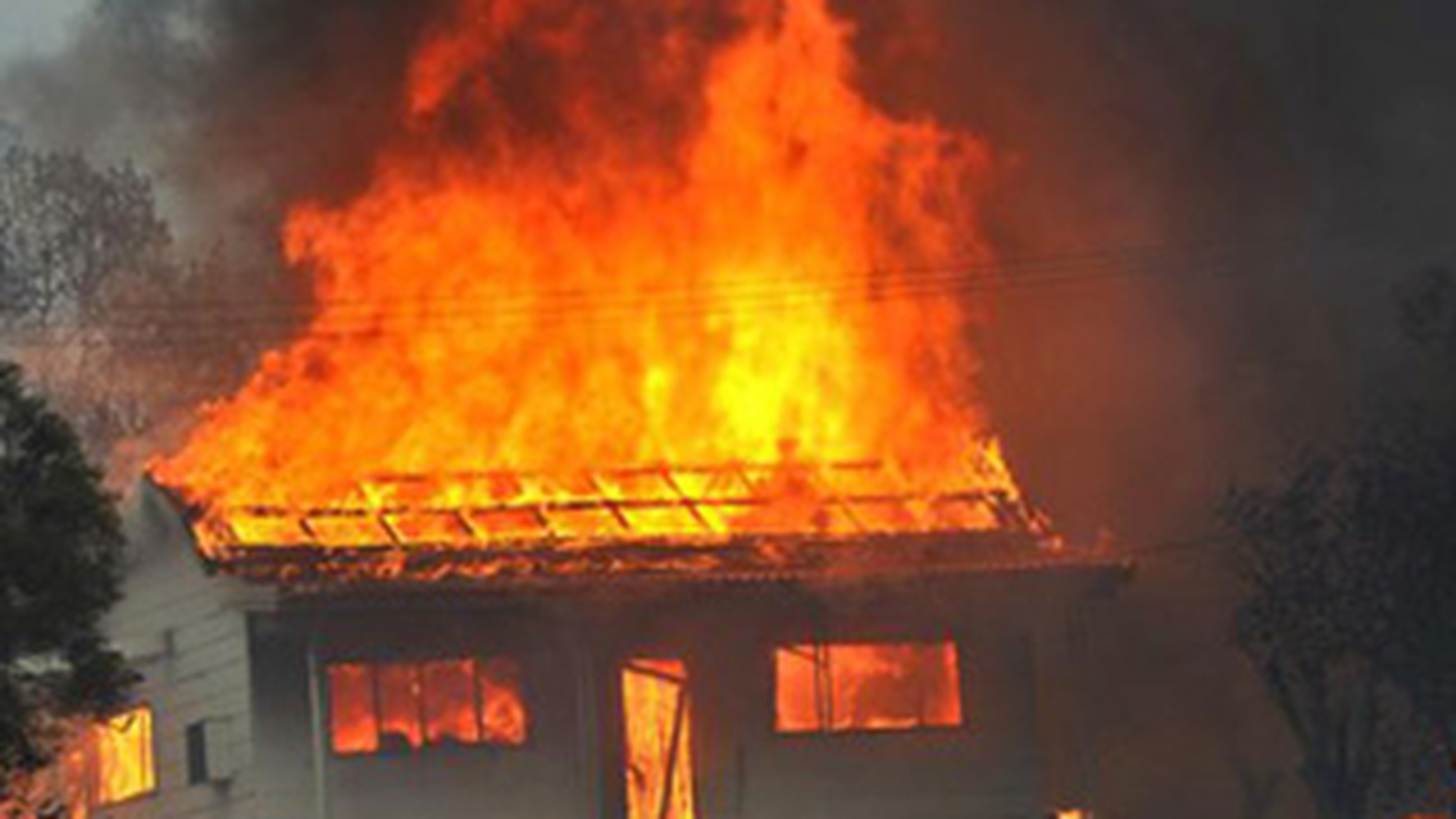 Casa unor suceveni plecati in strainatate a fost incendiata intentionat