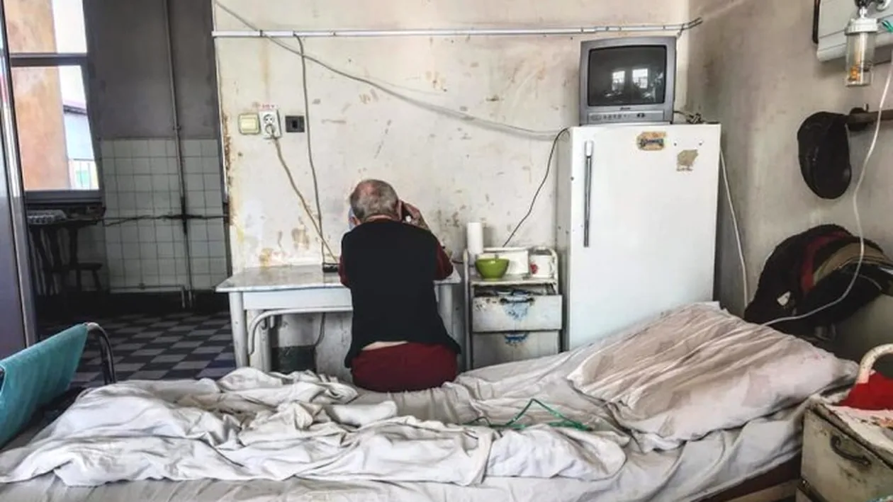 Imagini revoltătoare surprinse într-un spital din Timişoara. Mizerie de nedescris în saloanele unităţii sanitare