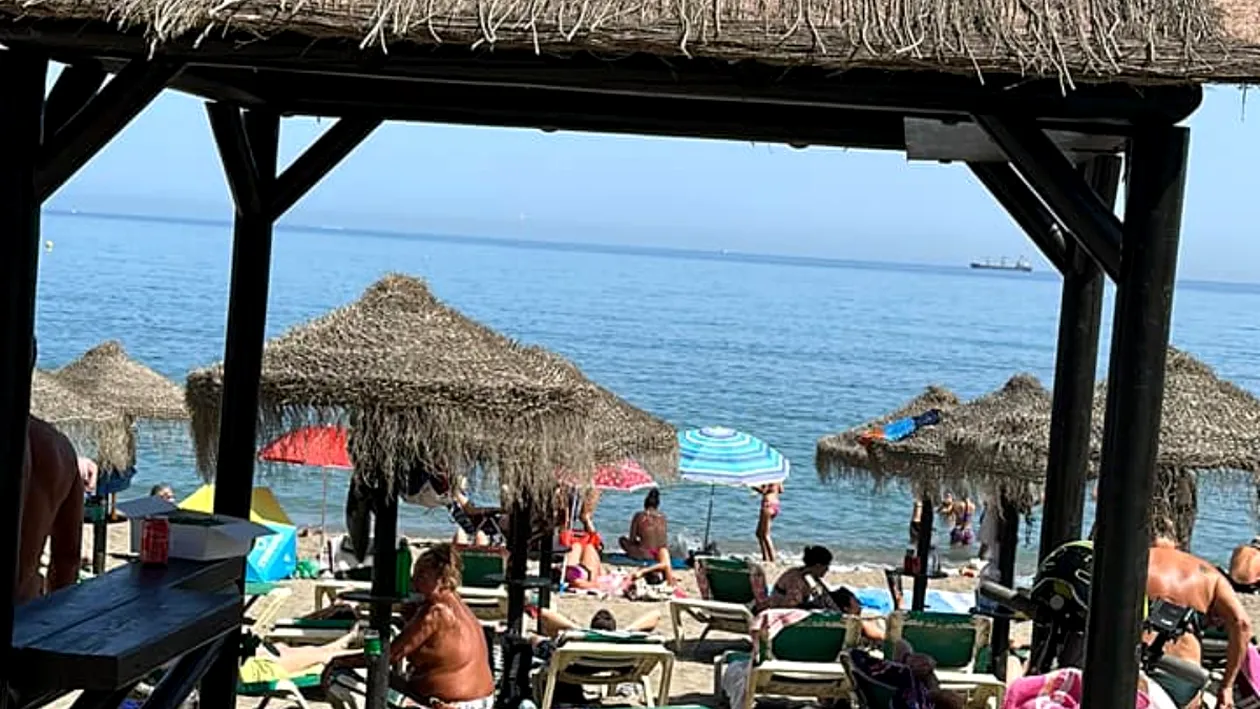 De necrezut! Cât costă să închiriezi 2 șezlonguri şi o umbrelă pe plaja din Malaga, Spania
