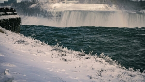 Minunea albă de la Niagara: de ce pare înghețată, dar continuă să curgă fără oprire