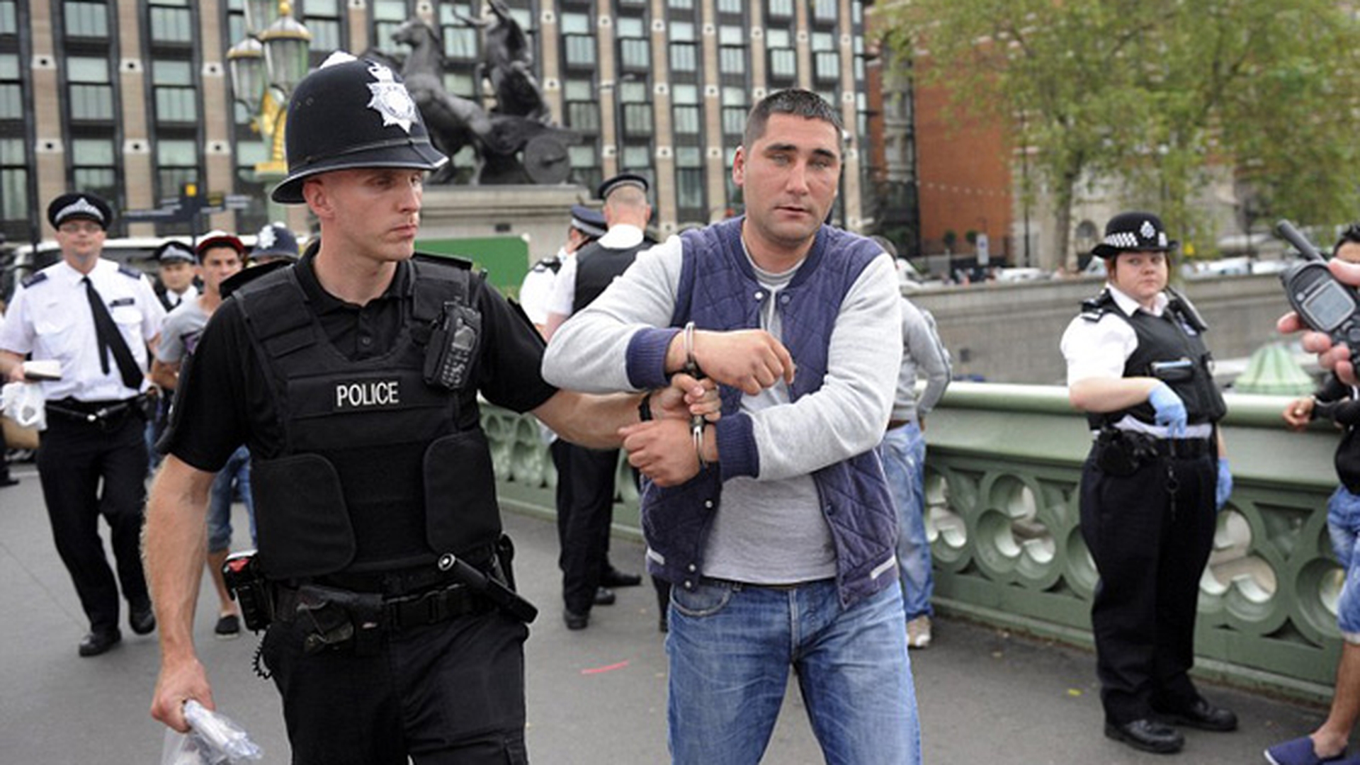 25 de sarlatani romani arestati la Londra: a fost nevoie de o ambuscada ca sa-i prinda! VEZI cu ce ii pacaleau pe englezi