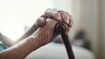 Oamenii de știință au descoperit că îmbătrânirea vine în două „valuri”. La ce vârste se întâmplă acest lucru