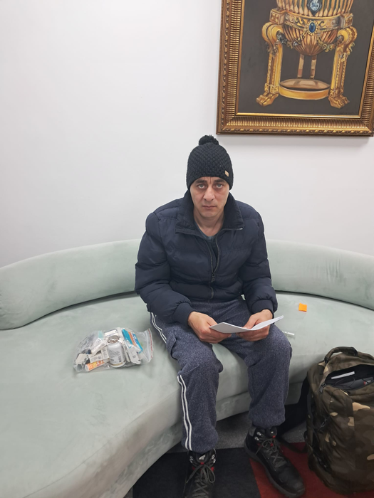 Bărbatul de 42 de ani doarme pe unde apucă și mănâncă ce îi mai dau oamenii care îi știu situația și vor să îl ajute foto: Cancan