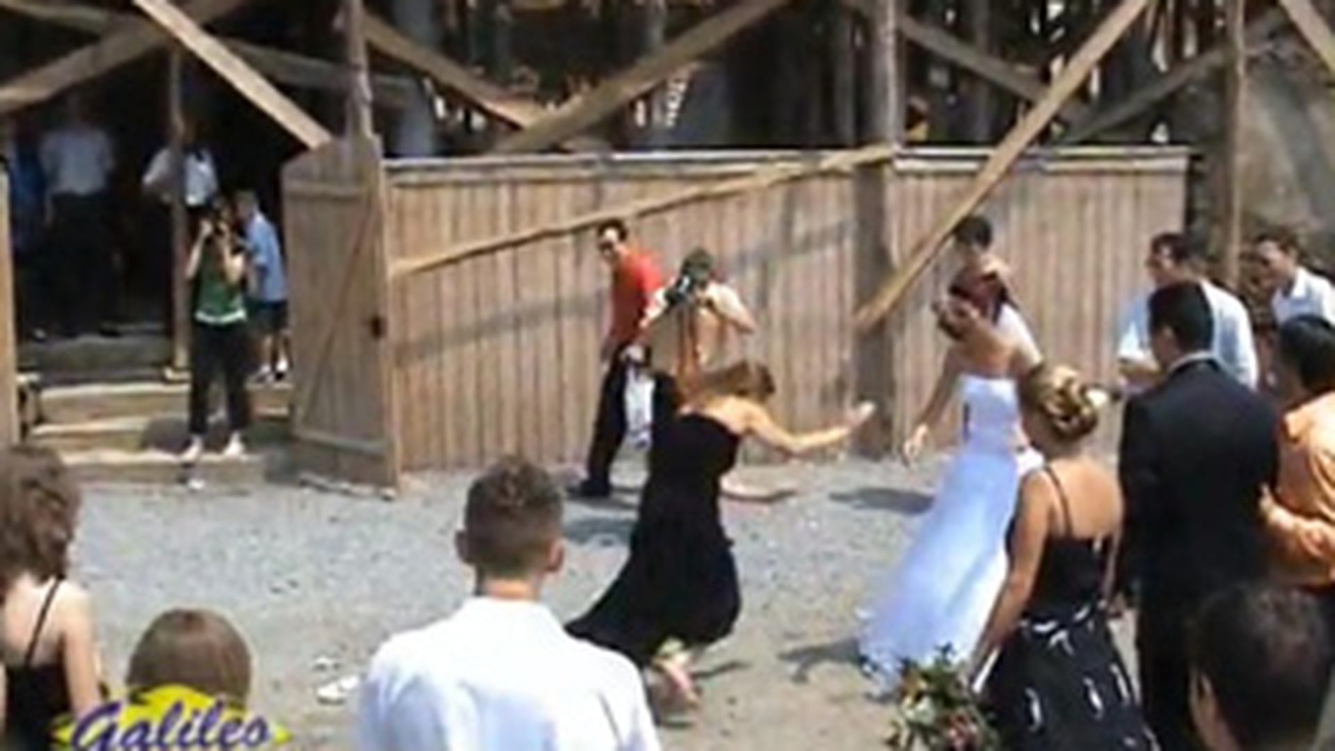 VIDEO Imagini de tot rasul la nunti! Disperata sa prinda buchetul, o tanara se loveste de mireasa! Iar tortul se rastoarna peste miri!