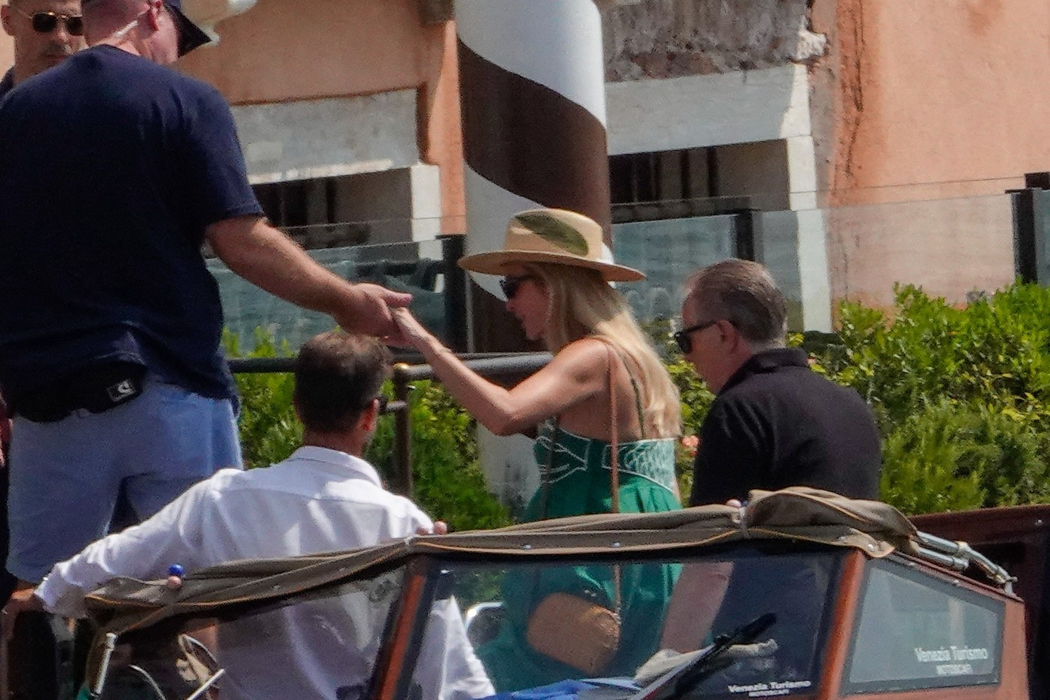 Ivanka Trump și soțul ei, Jared Kushner, fac o plimbare liniștită înapoi spre hotel după o zi de vizitare a obiectivelor turistice din pitorescul oraș Veneția. Foto: Profimedia