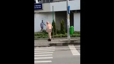 Un bărbat din Bacău a ieșit în pielea goală să se spele pe stradă, pentru că în oraș nu curge apă de la robinet de o săptămână! Reacția autorităților