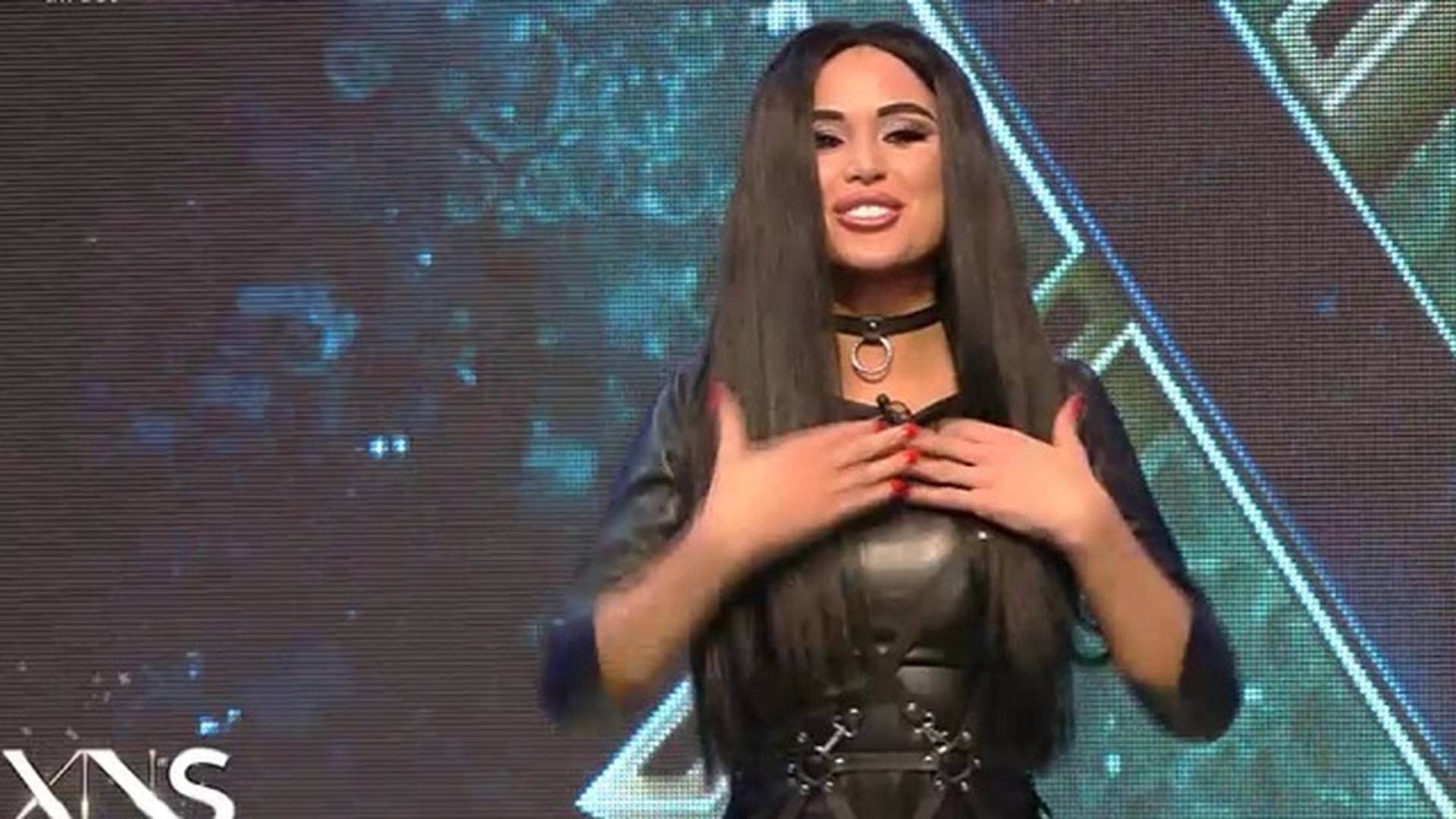 Daniela Crudu şi-a coborât ”formele” printre muritorii de rând. Unde au văzut-o fanii pe ”păcătoasă”  ”Sper să mai treci pe acolo”
