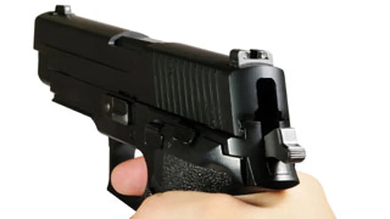 Un tanar a fost oprit cu focuri de arma dupa de a lovit trei politisti