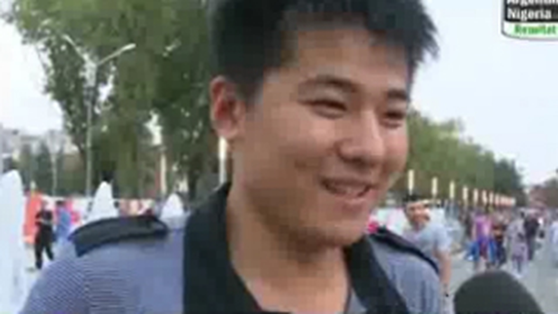 VIDEO Uite-l pe cel mai mare suporter al Romaniei! "Sunt din China, tin cu Inna"