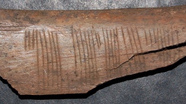 A DECODAT un mesaj al vikingilor vechi de 900 de ani si nu i-a venit sa creada ce a descoperit! Ce scria pe aceasta tableta