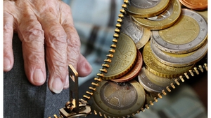 Caz incredibil în Italia. Un pensionar a primit o amendă uriașă după ce a astupat o groapă în asfalt