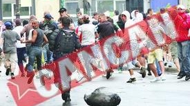 Suporterii de la Steaua si Dinamo i-au atacat pe homosexuali