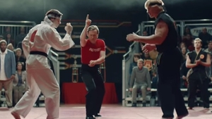 Celebrul JOHN CENA, aşa cum nu l-ai mai văzut niciodată până acum. A parodiat un luptător din filmul „Karate Kid“
