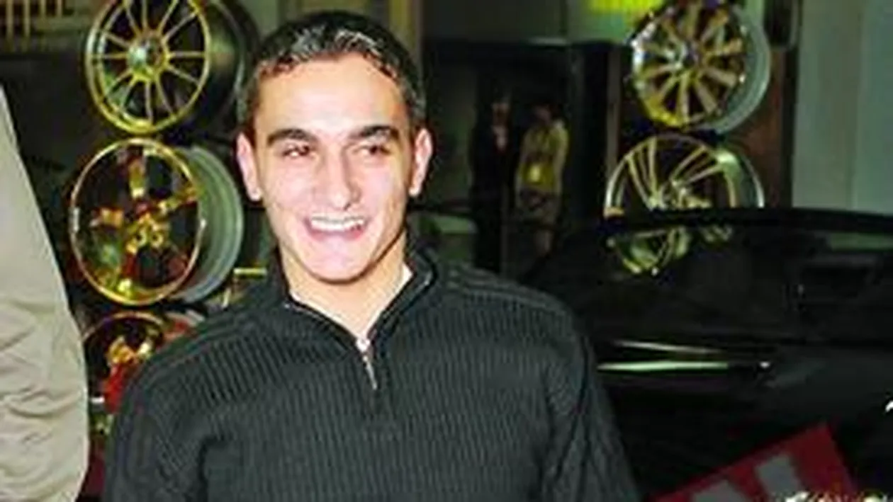 Fosta sotie, Larisa, il injura si il batea