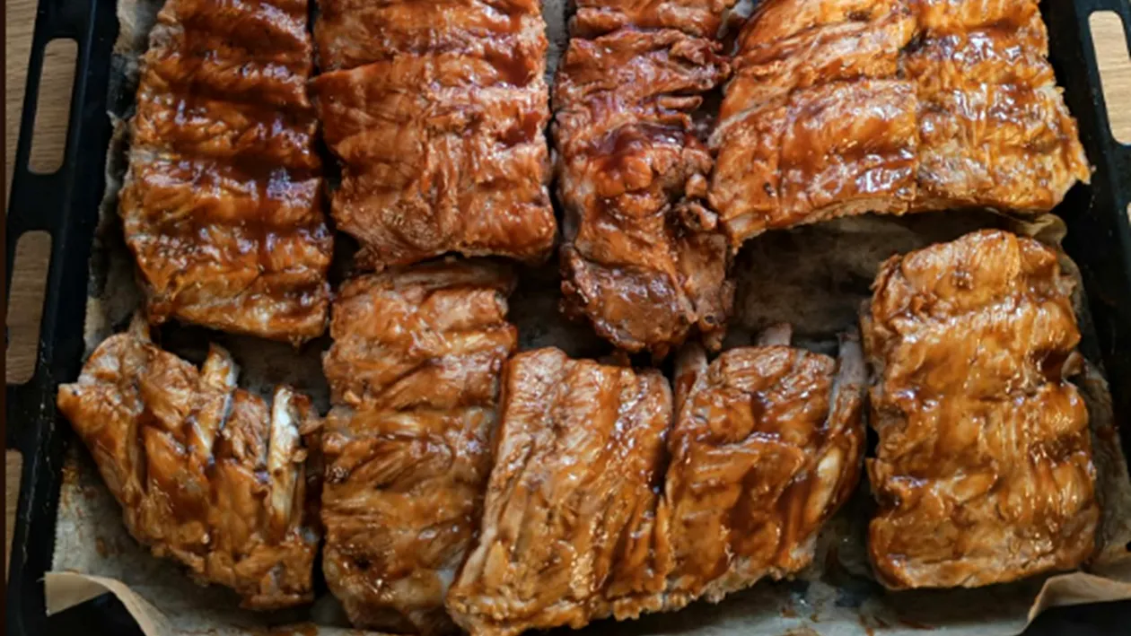 Cum prepari acasă coaste mai fragede ca la restaurant. Ce trebuie să faci înainte de a le băga la cuptor