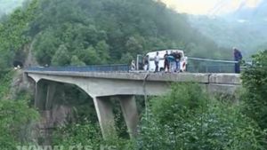 Doi dintre cei 29 de supravietuitori ai accidentului din Muntenegru sunt inca in spital! Afla tot despre starea lor!